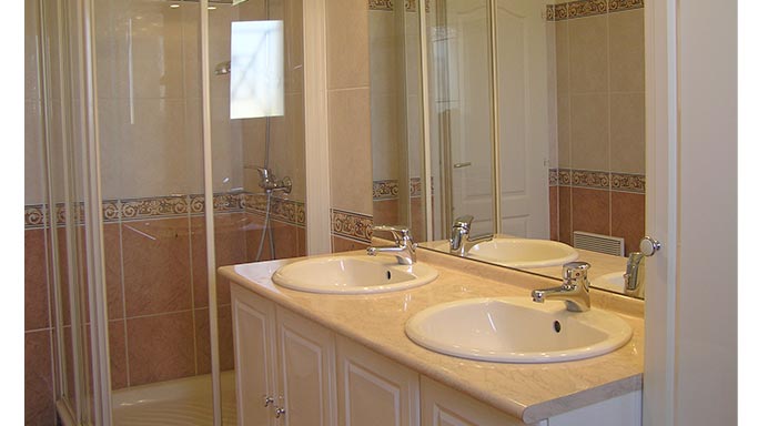 Lavender Lodge Bathroom 
